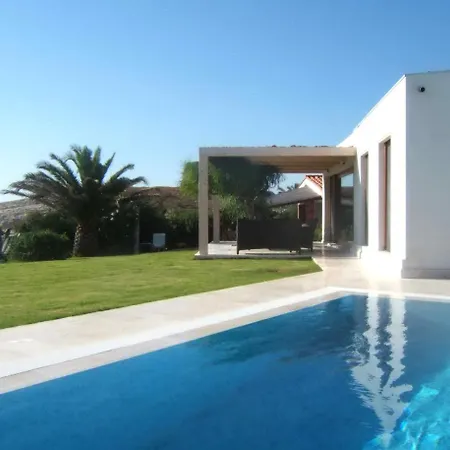 Villa Sleeps 4 Pool Air Con Wifi